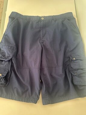 Men's Navy Cargo Shorts with Multi-Pocket Utility Design